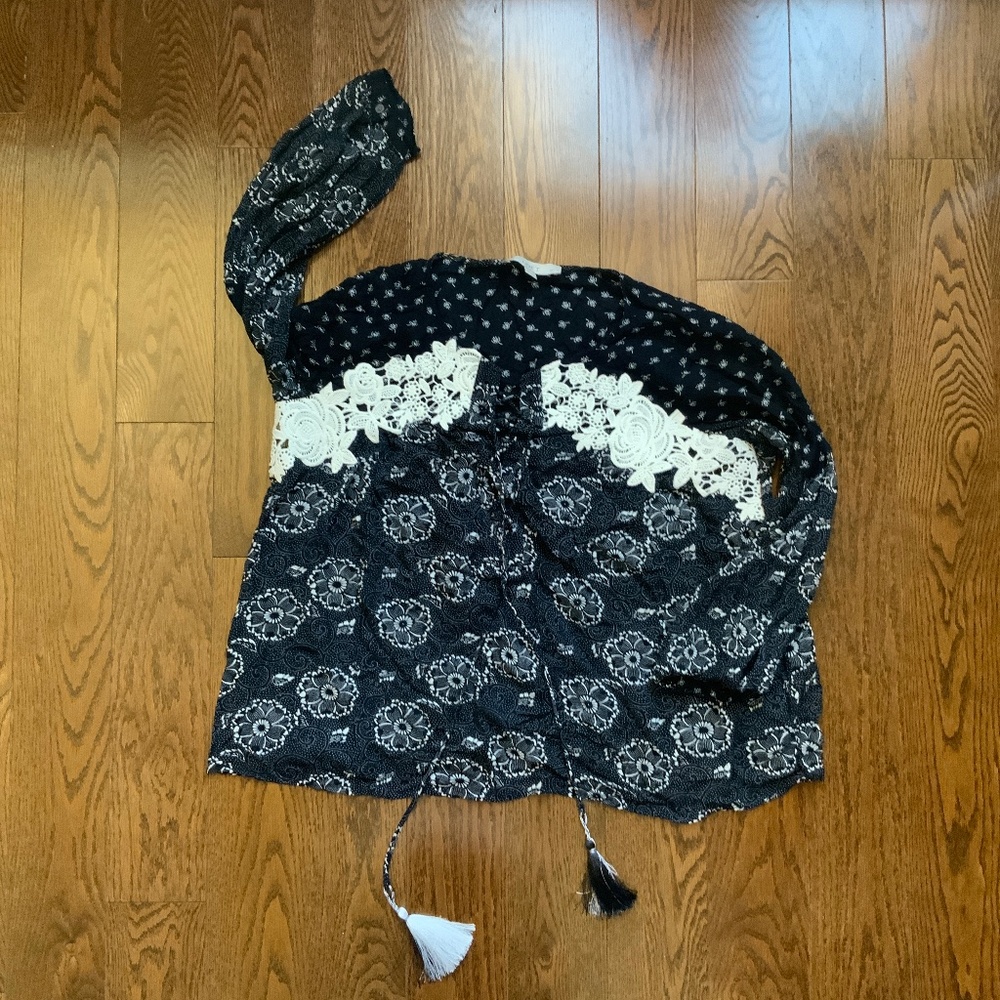 LOFT Black and White Floral Flowy Shirt. Size S Petite.